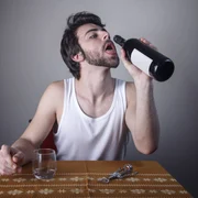 Bărbat cu o sticlă de alcool - vin FOTO Shutterstock 