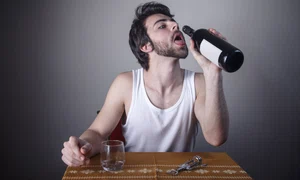 Bărbat cu o sticlă de alcool - vin FOTO Shutterstock 