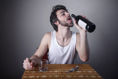 Bărbat cu o sticlă de alcool - vin FOTO Shutterstock 