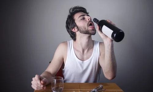 Bărbat cu o sticlă de alcool - vin FOTO Shutterstock 