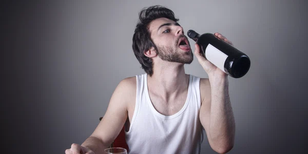 Bărbat cu o sticlă de alcool - vin FOTO Shutterstock 