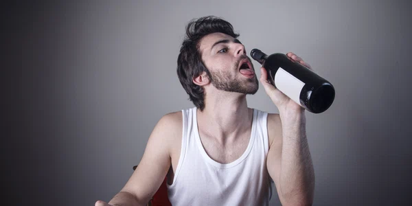 Bărbat cu o sticlă de alcool - vin FOTO Shutterstock 
