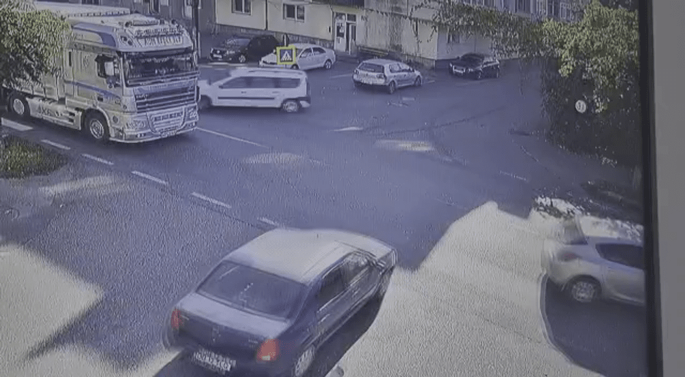 Un biciclist scapă cu zile după ce e lovit de un TIR. Bărbatul se ridică și pleacă | VIDEO