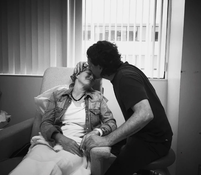 Soțul ei îi este alături în cel mai greu moment din viața ei