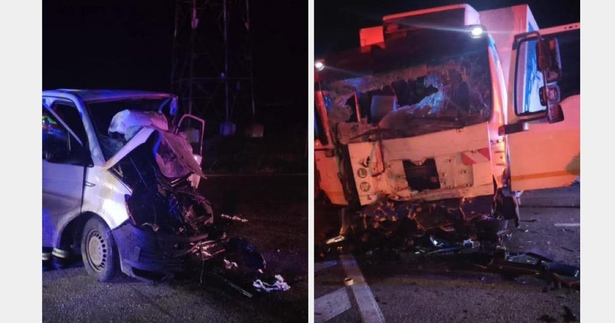 Tragedie pe DN 56, în Dolj. Doi tineri au murit şi un altul a fost grav rănit, după ce duba în care se aflau a fost lovită frontal de un camion