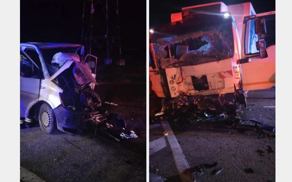 Tragedie pe DN 56, în Dolj. Doi tineri au murit şi un altul a fost grav rănit, după ce duba în care se aflau a fost lovită frontal de un camion