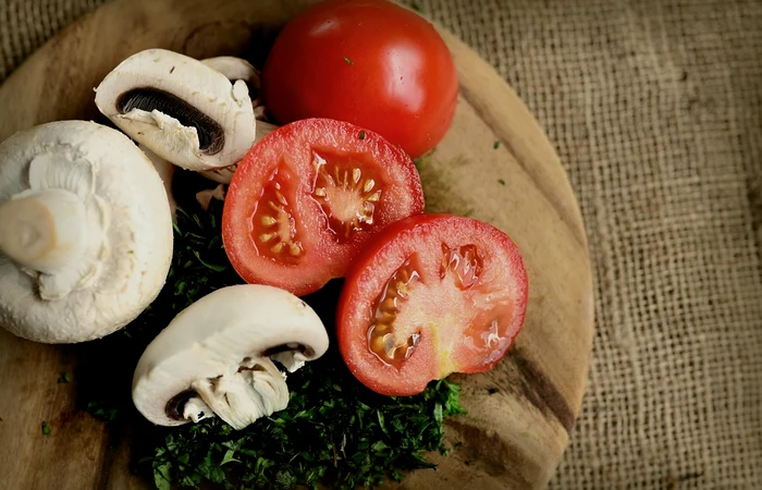 Ciupercile și roșiile sunt perfecte pentru dietă / foto: Pexels