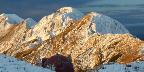 Vedere de ansamblu refugiul Vârful ascuţit, foto: MIRCEA VERGHELEŢ