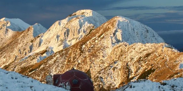 Vedere de ansamblu refugiul Vârful ascuţit, foto: MIRCEA VERGHELEŢ