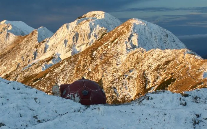 Vedere de ansamblu refugiul Vârful ascuţit, foto: MIRCEA VERGHELEŢ