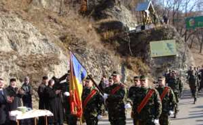 Onoruri militare la Monumentul Eroilor de la Posada-Perisani