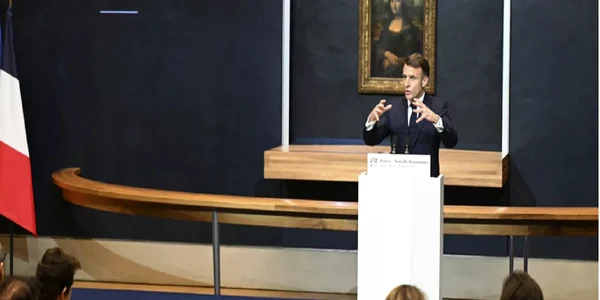Președintele Emmanuel Macron anunțând investiția uriașă de care va beneficia Muzeul Luvru Foto Euronews