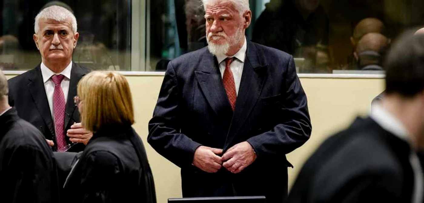 Slobodan Praljak (centru) s-a sinucis în semn de protest faţă de sentinţă FOTO EPA
