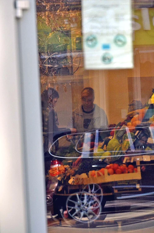 Mezina fostului preşedinte a ieşit să cumpere legume şi fructe 