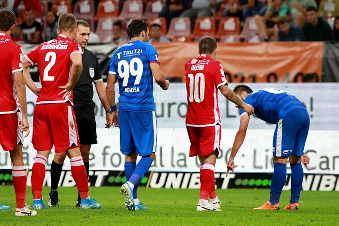 
    Oaspeții i-au arătat arbitrului Rădulescu că Mihai Roman a fost faultat în careu de MoldoveanuFoto: Marian Burlacu  