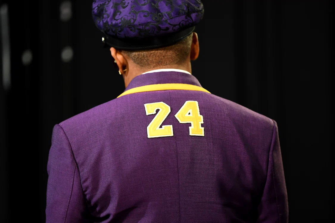 Spike Lee a ales Gucci. Costumul mov a avut imprimat numărul 24 - acesta fiind omagiul adus fostului baschetbalist Kobe Bryant