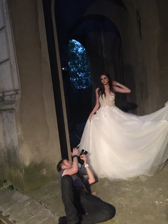 Pozele au fost făcute în România de un fotograf german