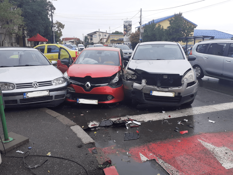 Trei mașini implicate într-un accident, la ieșirea dintr-o parcare din Buzău