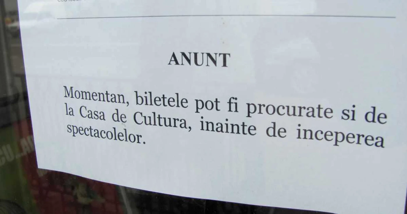 Anunţul a fost lipit pe geamul agenţiei în urmă cu câteva zile