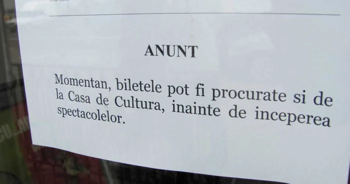Anunţul a fost lipit pe geamul agenţiei în urmă cu câteva zile