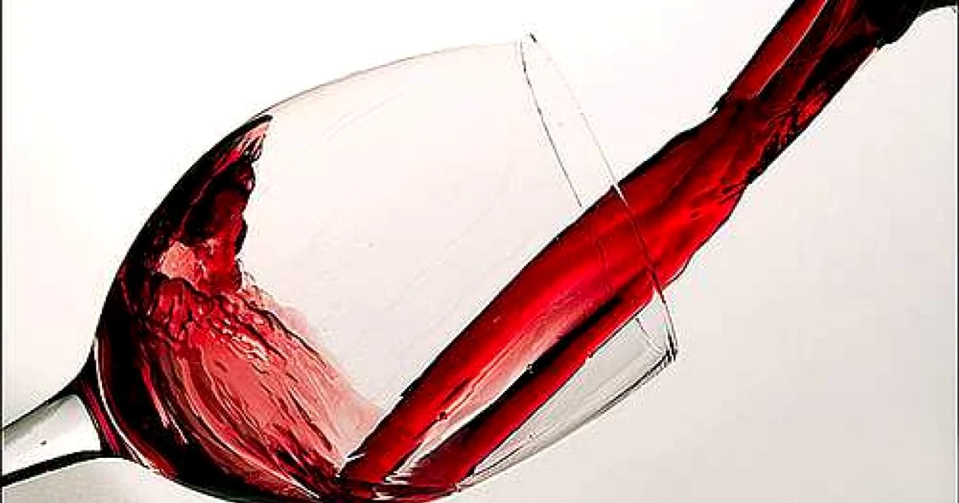 În opinia maestrului somelier Ian Cauble, există mai multe tipuri de vin roşu din Franţa care sunt mai plăcute atunci când sunt consumate la o temperatură de cel mult 12 grade Celsius, cum sunt vinurile tinere Cru Beaujolais, Chinon sau Côtes du Rhone. FOTO Arhiva