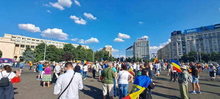 VIDEO Protest în Piața Victoriei față de măsurile de austeritate: „Tăiați de la voi, nu de la noi!”