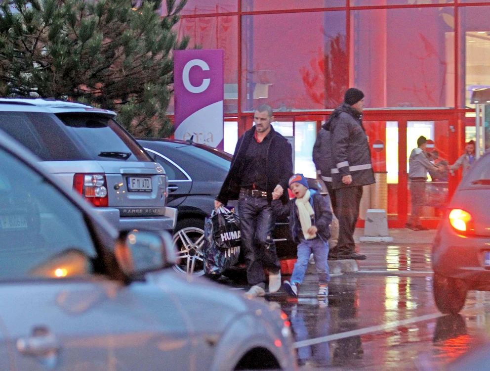 Pavel Stratan a ieşit din mall de mână cu fiul său, Cezar