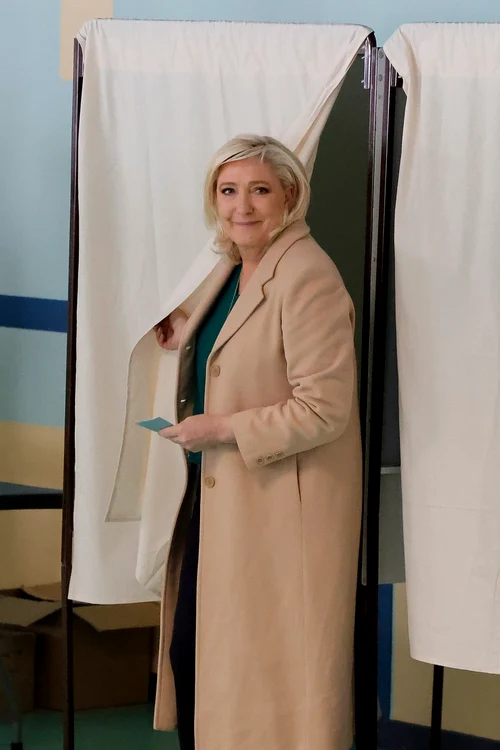 17 emmanuel macron si brigitte macron vot prezidentiale scor strans cu marine le pen 2 jpg jpeg