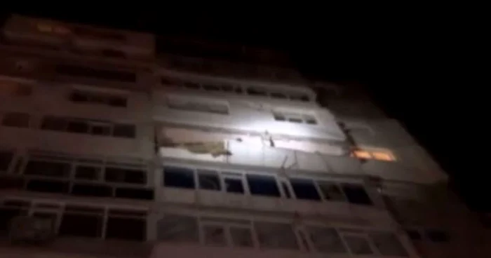 Numeroase obiecte şi piese de mobilă au fost proiectate în afara apartamentului de suflul exploziei Foto: arhivă Adevărul