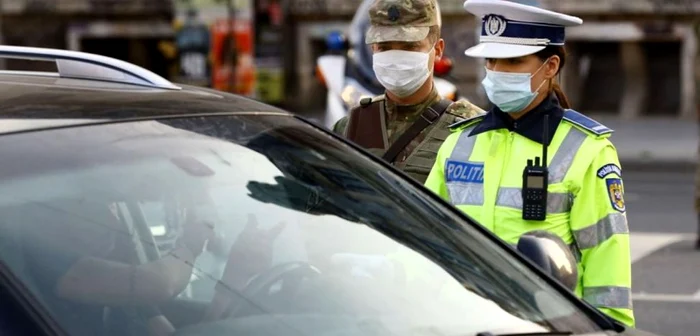 Poliţiştii care controlează în trafic persoanele pe perioada stării de urgenţă evaluează diferit situaţii similare, semnalează cetăţenii FOTO: Facebook/Poliţia Română