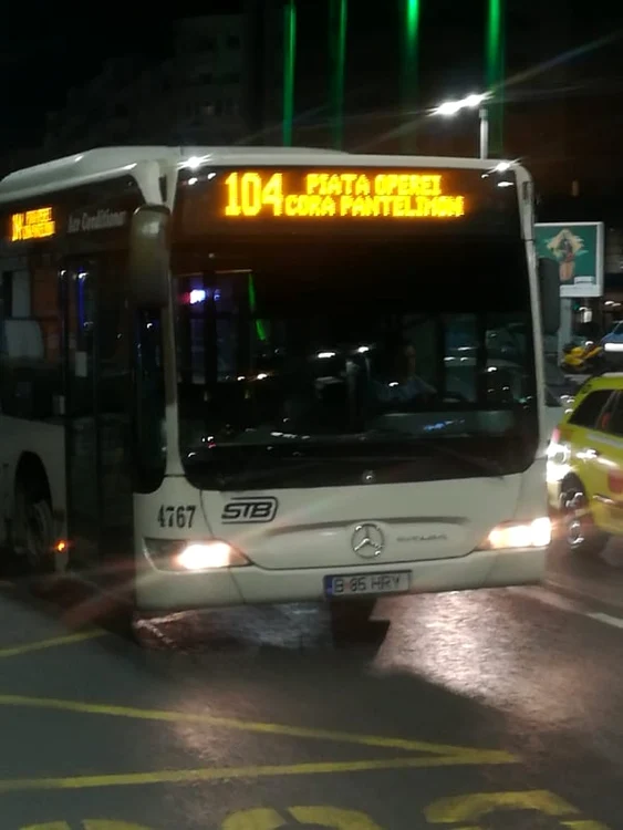 Autobuzele 104 circulau normal luni seara. Foto: Adrian Popescu