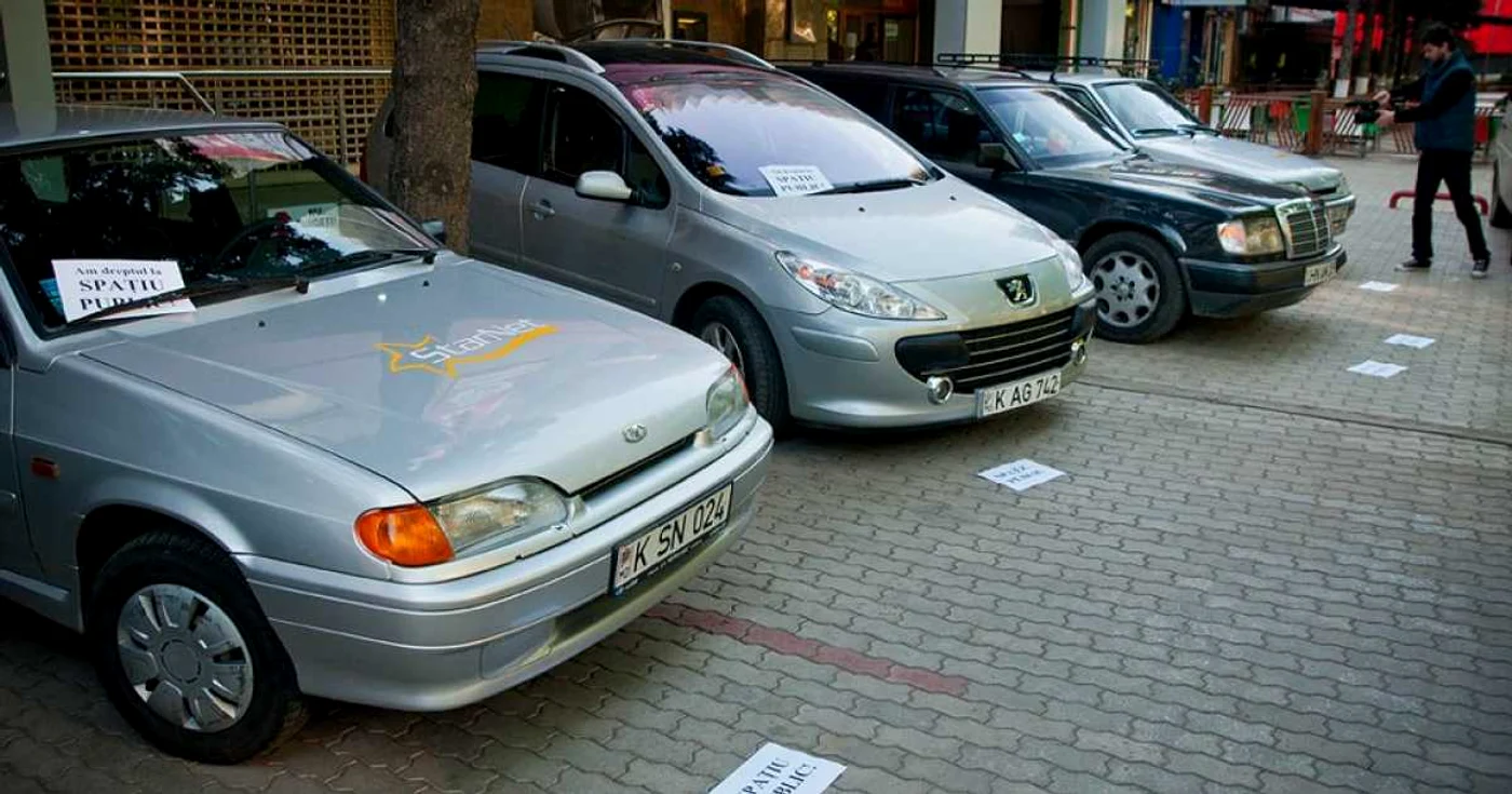 Tinerii protestează împotriva angajaţilor agresivi de la Kia Motors