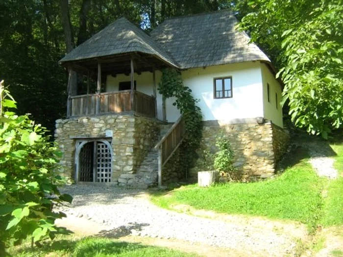 
    Casa care apare pe bancnota de 10 lei a fost reconstruită și restaurată de către muzeu  