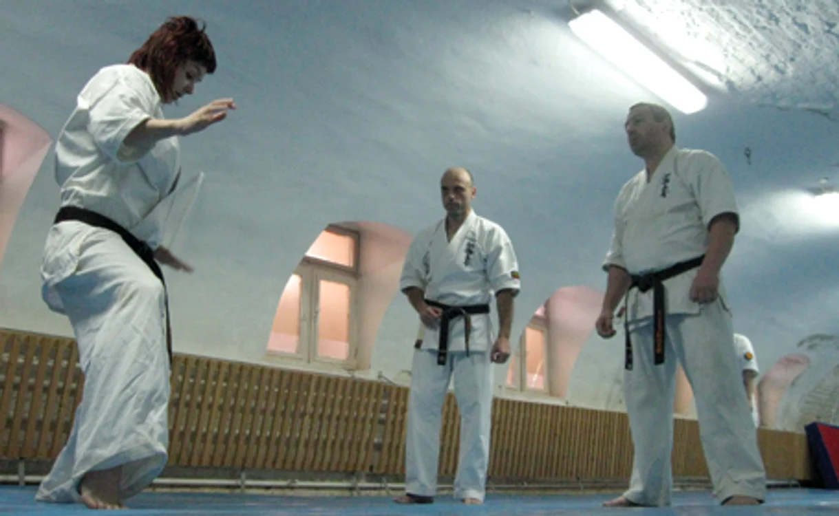 Anca Wallmen le-a arătat mişcări specifice de kyokushin sportivilor veniţi din Bulgaria special pentru aceste lecţii