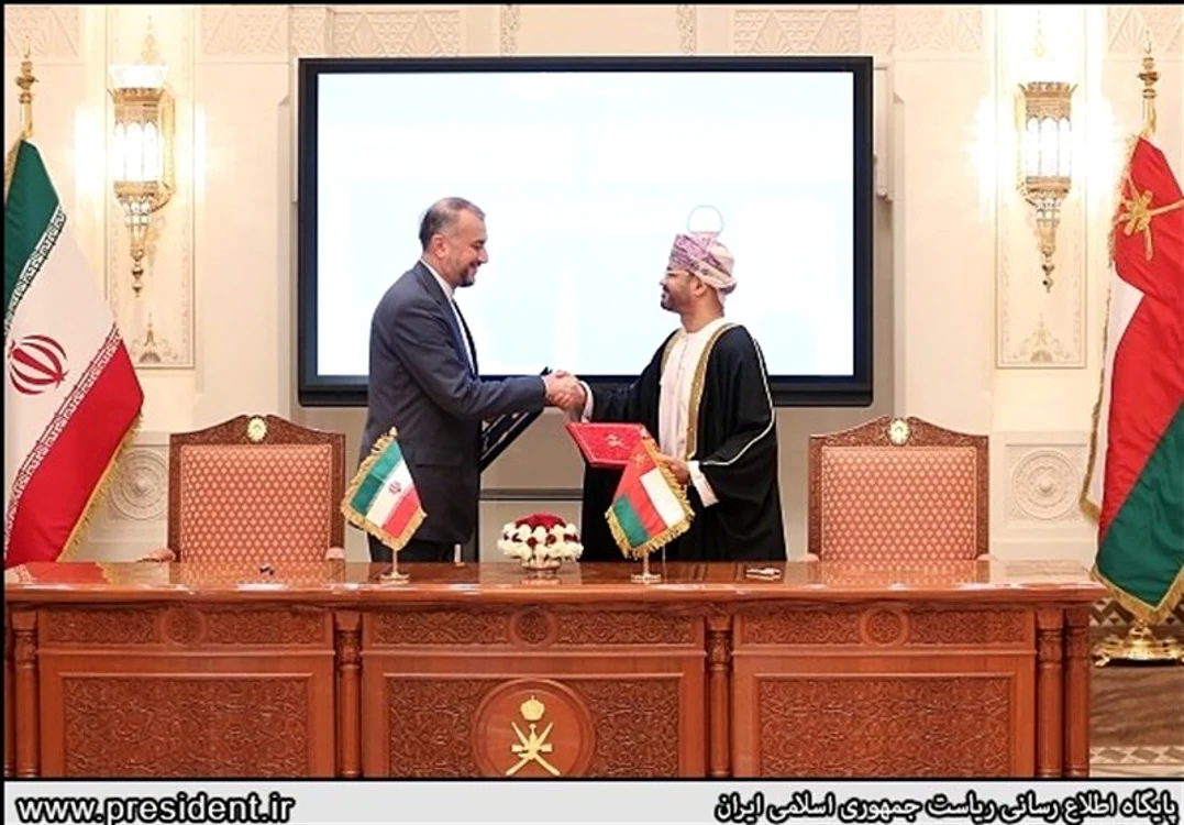 Ministrul de externe iranian Hossein Amir Abdollahiah și omologul său din Oman