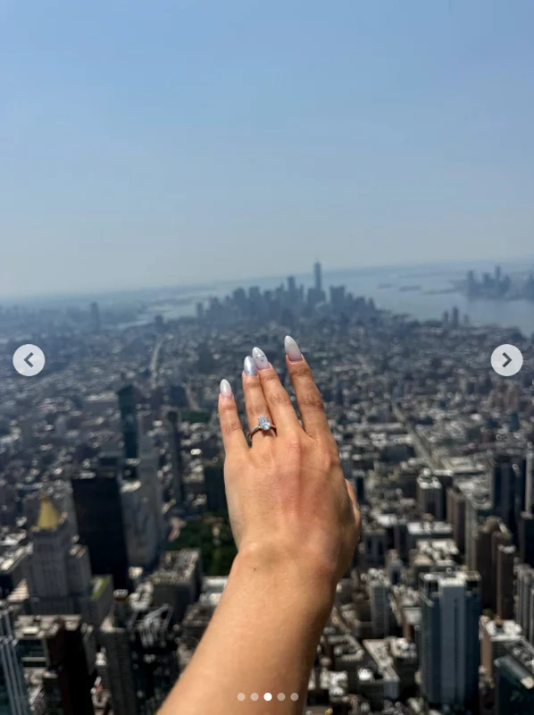 Un cuplu a escaladat ilegal Empire State Building pentru o cerere în căsătorie. FOTO: Instagram/angela_nikolau