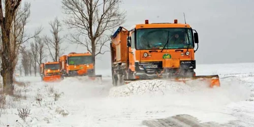 Utilajele de deszăpezire  au devenit o prezenţă permanentă pe drumuri şi şosele  