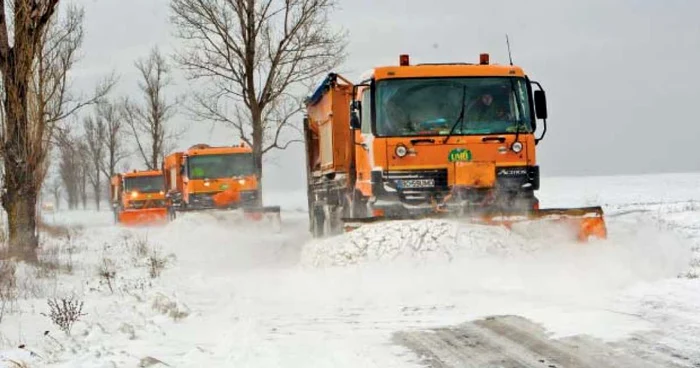 Utilajele de deszăpezire au devenit o prezenţă permanentă pe drumuri şi şosele