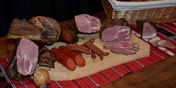 Afumături produse tradiţionale preparate din carne şuncă slănină muşchi mititei cârnaţi - Florin Luca măcelarul din Olanda Sursa foto arhiva personală