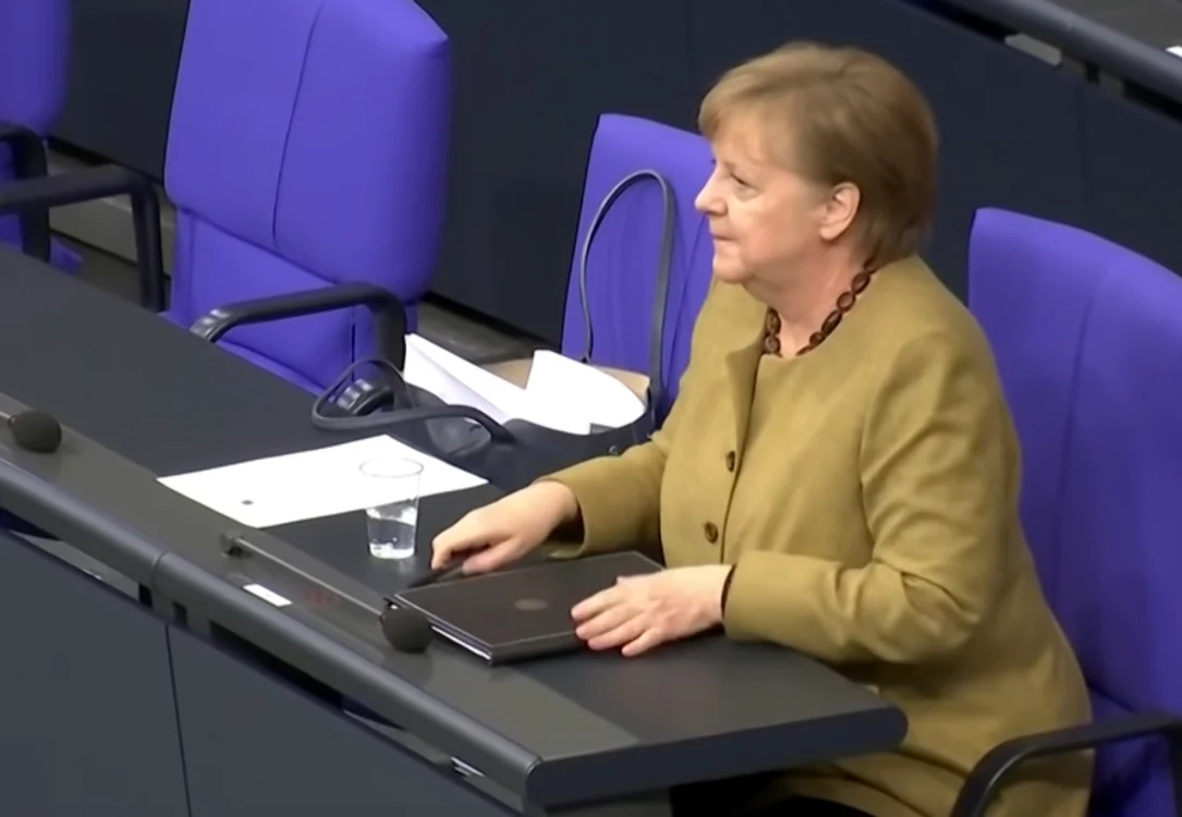 
    Angela Merkel, preț de câteva secunde fără mascăfoto: captură YouTube  