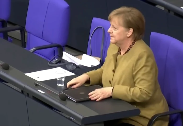 
    Angela Merkel, preț de câteva secunde fără mascăfoto: captură YouTube  