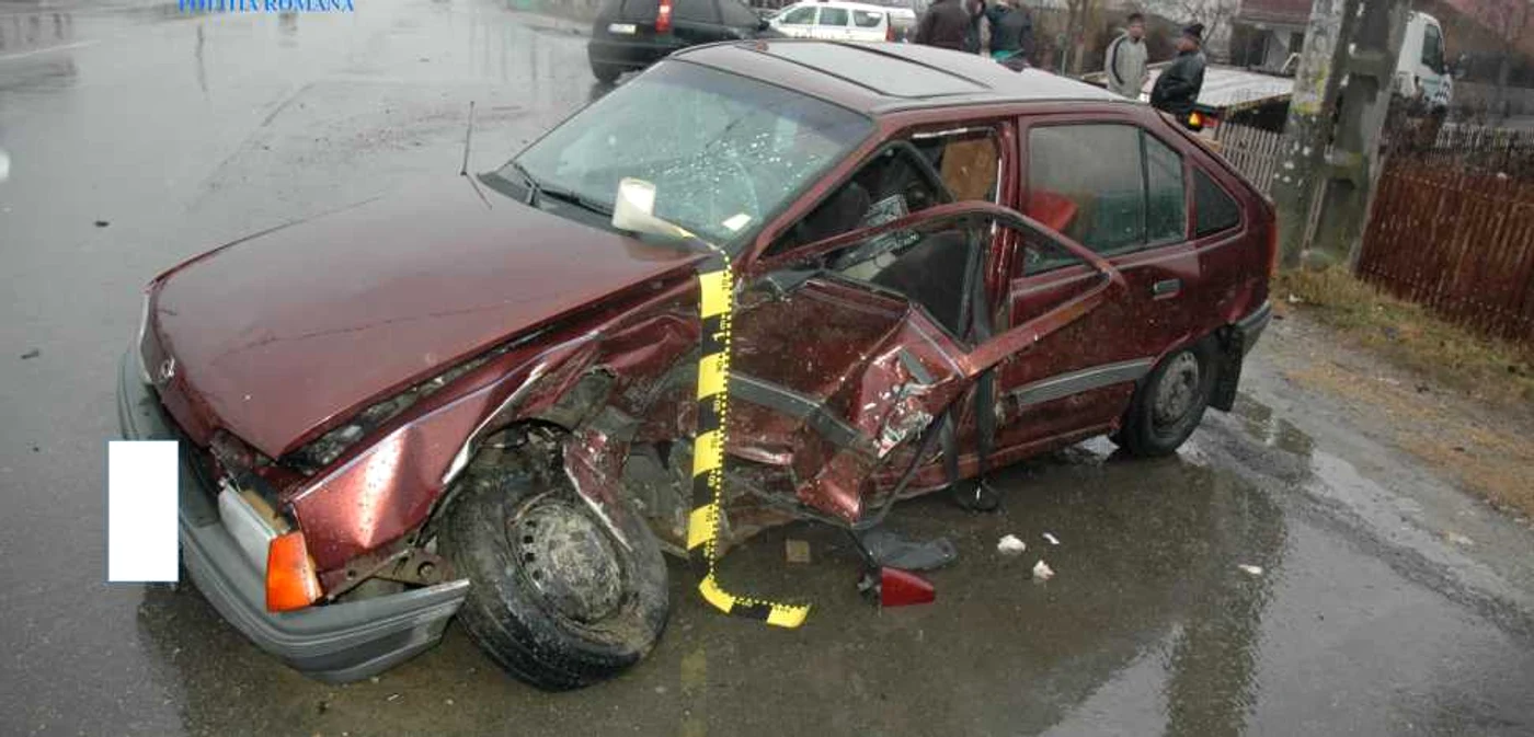 Soferul Opel-ului avariat în accident s-a ales cu piciorul rupt