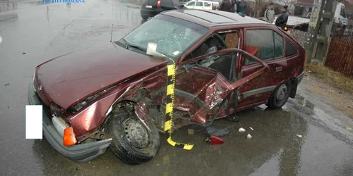 Soferul Opel-ului avariat în accident s-a ales cu piciorul rupt