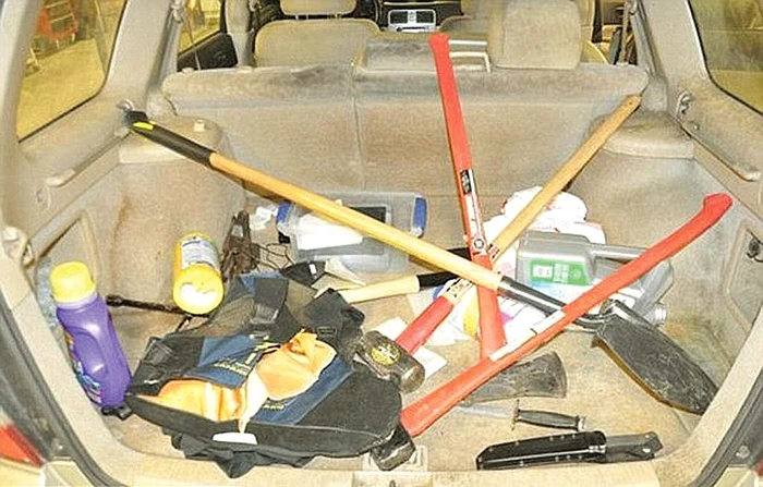 Criminalul avea în portbagaj un arsenal de unelte de ucis