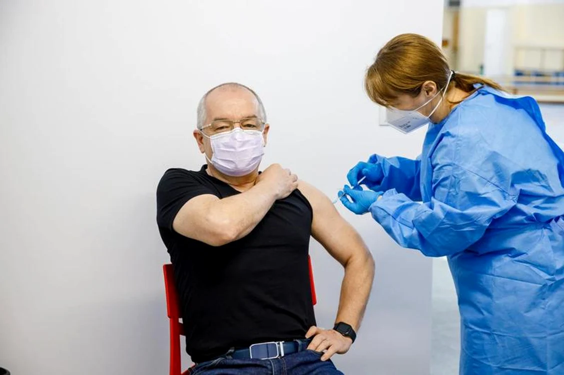 Emil Boc s-a vaccinat anti Covid-19 cu serul produs de AstraZenecafoto: arhiva personală/Facebook