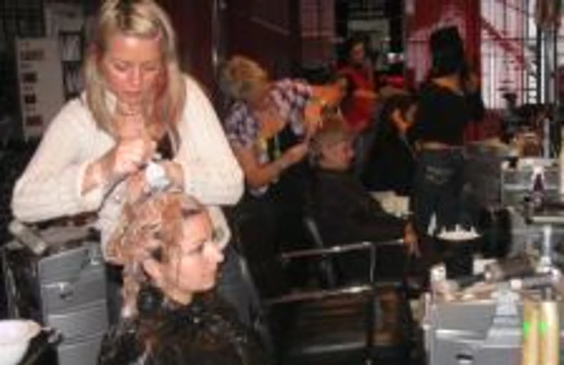 Domnişoarele care vor să arate bine în noaptea dintre ani şi-au făcut rezervări din timp la saloanele cosmetice