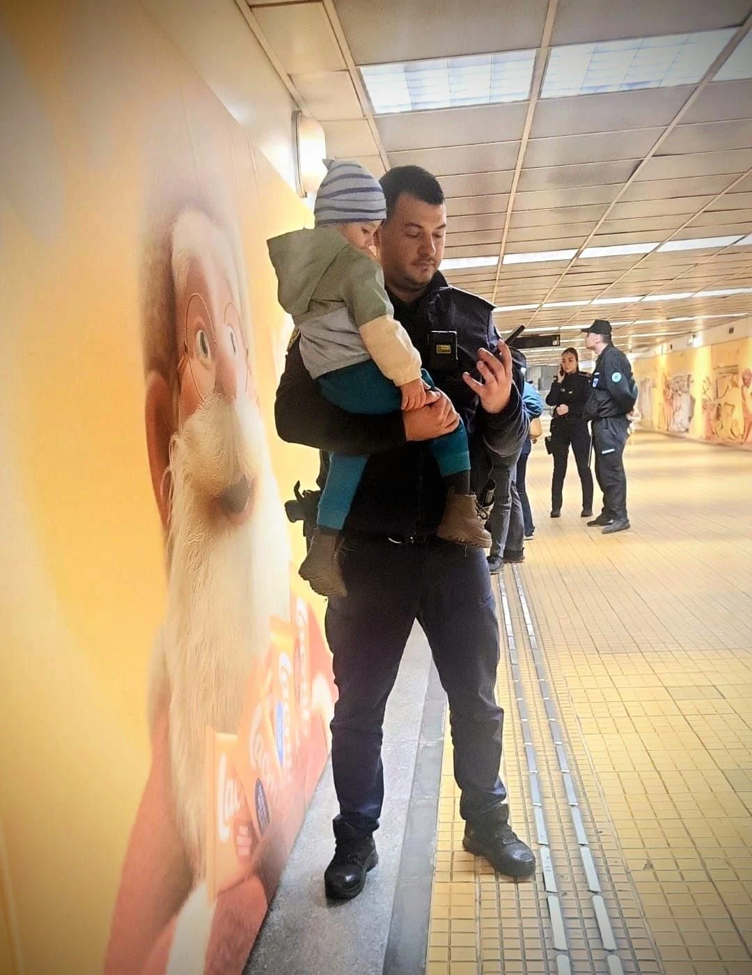 Gest de omenie în Pasajul Unirii din Capitală. Un polițist a liniștit un copil speriat, în timp ce mama însărcinată avea contracții