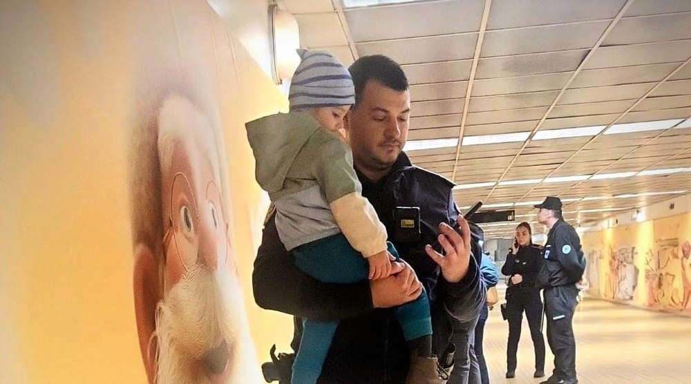 Gest de omenie în Pasajul Unirii din Capitală. Un polițist a liniștit un copil speriat, în timp ce mama însărcinată avea contracții 