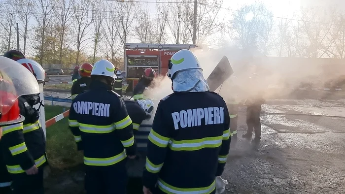 Incendiul a izbucnit într-un tunel de cabluri de înaltă tensiune FOTO ISU Db