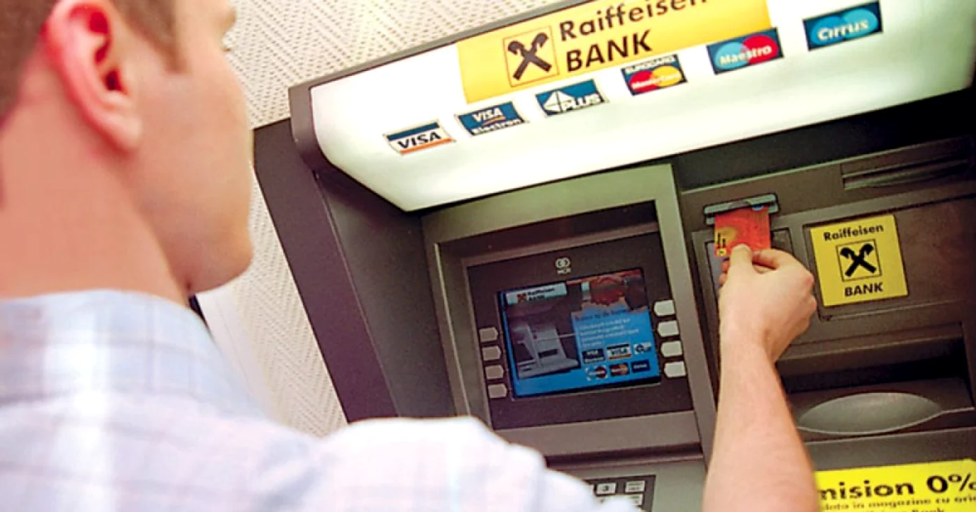 Bancomatele Raiffeisen Bank nu vor putea fi folosite în noaptea de sâmbătă spre duminică, în intervalul 4.00-5.00